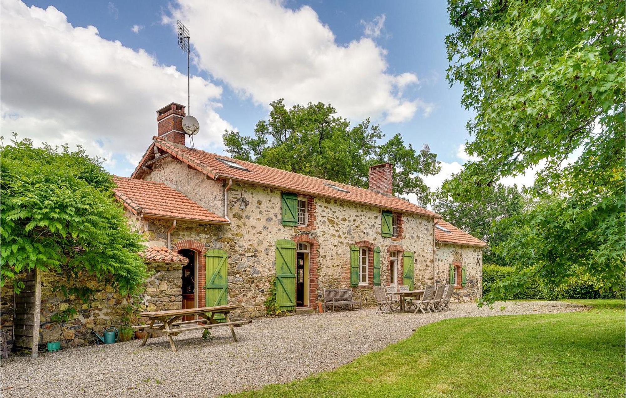 Gorgeous Home In Nieul Le Dolent 外观 照片